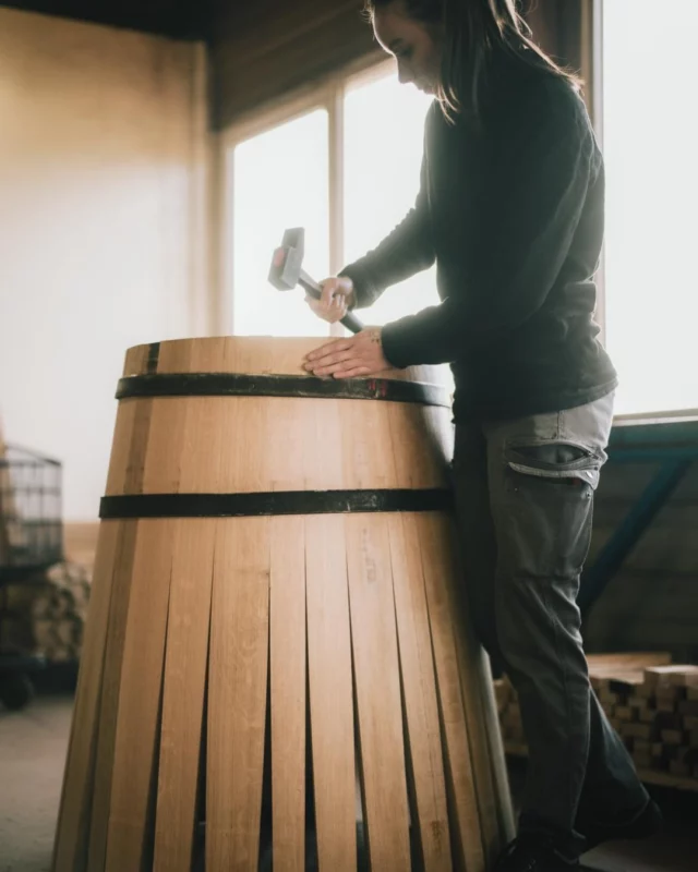 Comme tout métier artisanal, chaque étape de fabrication demande de l’attention et une profonde connaissance de la matière et du métier. 🍷

~

Like any craft profession, each step of the process requires attention to detail and a deep understanding of the material and the craft. 🍷

#tonnelleriebordelaise #tonnellerie #tonnelière #métierartisanal #savoirfairefrancais 
#atelier #fabricationbarrique #barrique #barriqueartisanale #tonneaux #chênefrançais