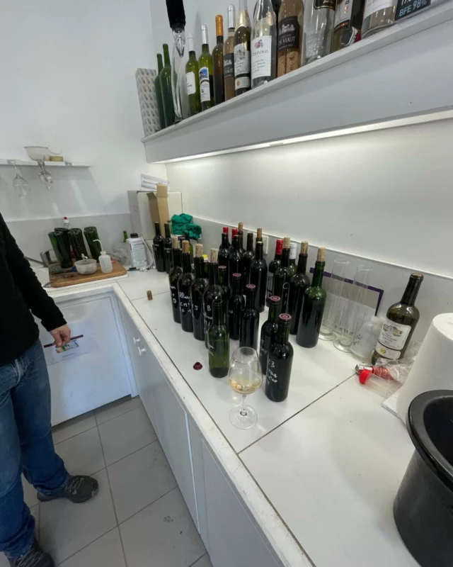 Ça déguste, ça déguste.🍷

🍇Rouges 2023 fin d’élevage en barrique neuves pendant 12 mois. 
Lot assemblé de Merlot, Cabernet Sauvignon, Petit Verdot. 

🍷Dégustation des lots 2024 destinés à l’élevage sous bois. 

Définition de la sélection de bois et de la chauffe a réaliser. 🤔🍷🌳

#tonnelleriebordelaise #tonnellerie #dégustation #barriquesneuves #merlot #cabernetsauvignon🍷 #petitverdot #chêne #chenefrancais #chauffe #barriques