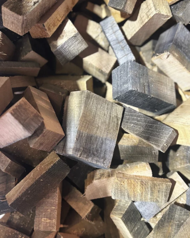 Les chutes de bois qui proviennent de la transformation des merrains en douelles servent à alimenter les chaufferettes pour l'étape de la chauffe 🔥

~

The wood offcuts from transforming staves into barrel slats are used to fuel the heaters for the toasting process 🔥

#tonnellerie #tonnelleriebordelaise #chutedebois #merrains #douelles #chauffe #barriquebordelaise #élevagevin #chênefrançais #artisanat #madeinfrance