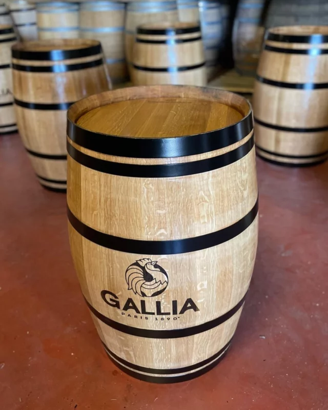 Après avoir élevé des vins et des spiritueux, nos barriques continuent de raconter leur histoire.

Transformées en objets de décoration, elles apportent une touche authentique et conviviale aux espaces intérieurs ou extérieurs.

~

After aging wines and spirits, our barrels continue to tell their story.

Transformed into decorative pieces, they bring an authentic and welcoming touch to both indoor and outdoor spaces.

#tonnellerie #tonnelleriebordelaise #barriquesbordelaises #décoration #objetdécoratif #décointérieure #Gallia #espaceinterieur #espaceexterieur