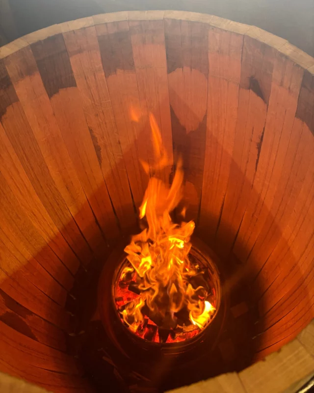 Le feu, au cœur de notre fabrication.🔥

~

Fire, at the heart of our craftsmanship. 🔥

#tonnellerie #chauffe #barriques #fabricationfrancaise #artisanatfrancais #tonneliers #barriquesbordeaux #tonnelleriebordelaise #boisfrancais